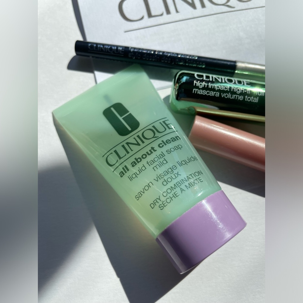 Clinique Bundle Makeup Bundle - Picture 3 of 14